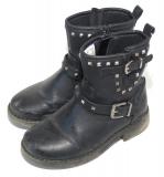 Svarta boots med nitar